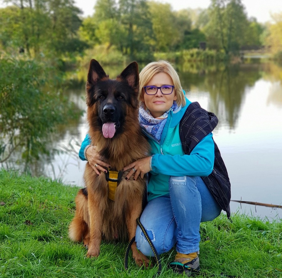 Irena Wilczko, założycielka Look4dog.com, z&nbsp;długowłosym owczarkiem niemieckim